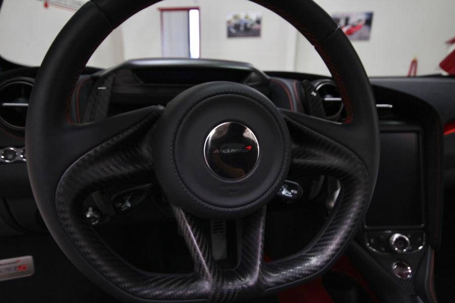 Детали интерьера McLaren 720S Performance 2018 года  (фото 48 из 60)